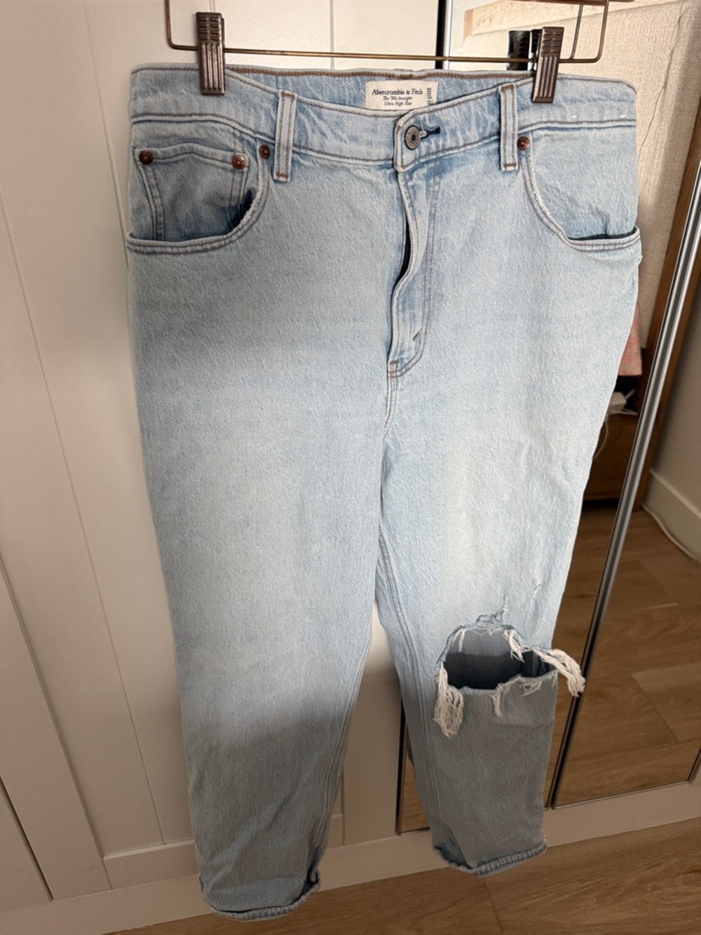 Abercrombie & Fitch Light Wash Relaxed Women’s Jeans with Knee Rip